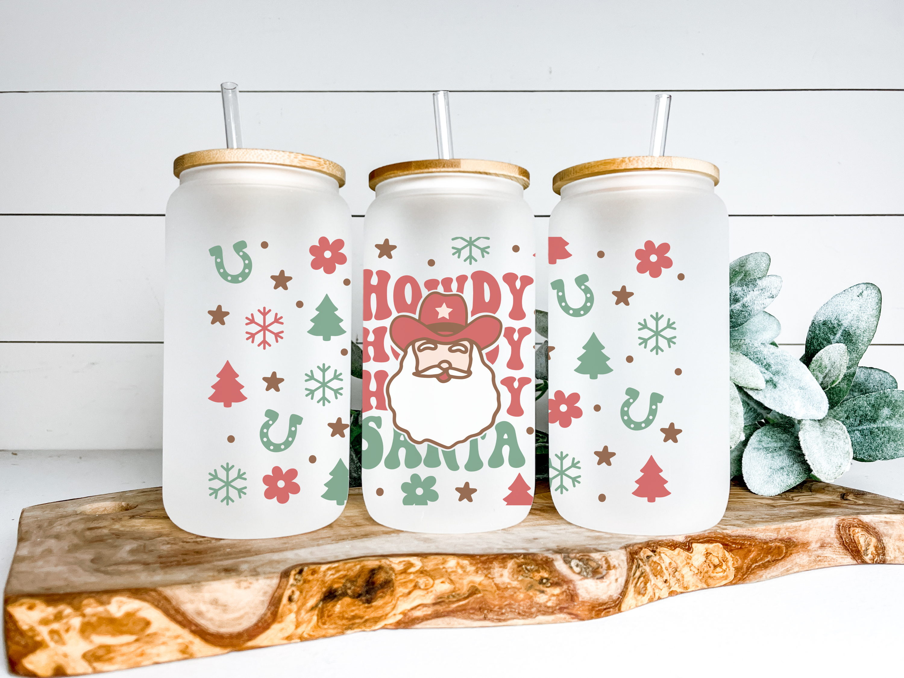 Howdy Santa Glass Can Tumbler with bamboo lid and clear straw, featuring a festive Santa design.